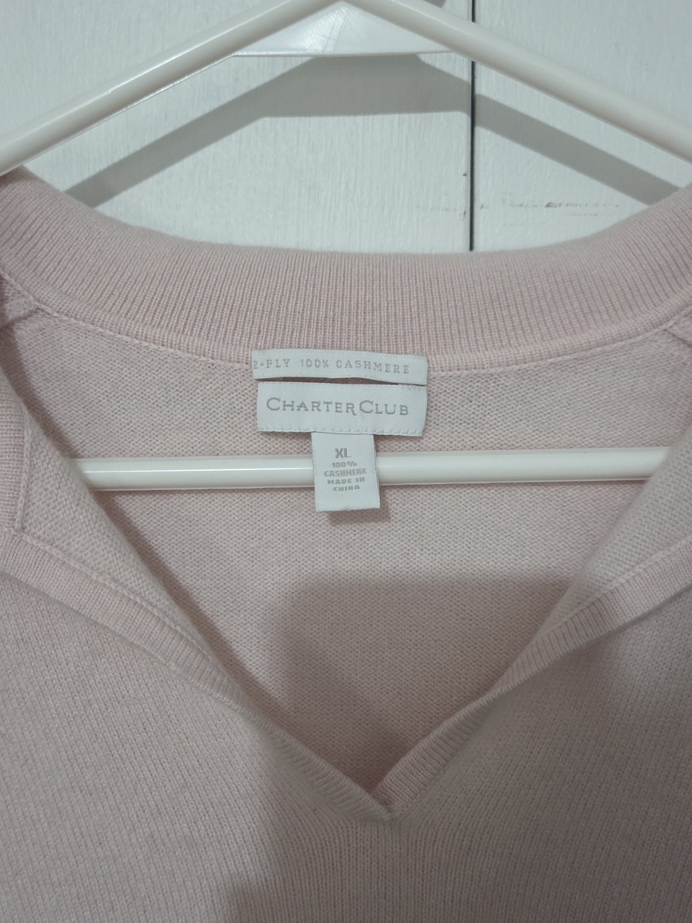 100% Cashmere Classic Pink V-Neck Collar Sweater - Picture 3 of 3